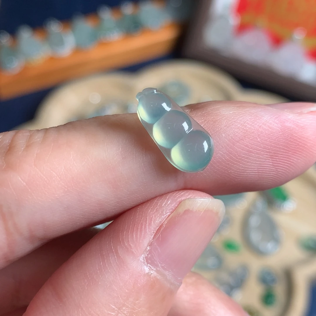 翡翠未镶嵌颈饰豆子