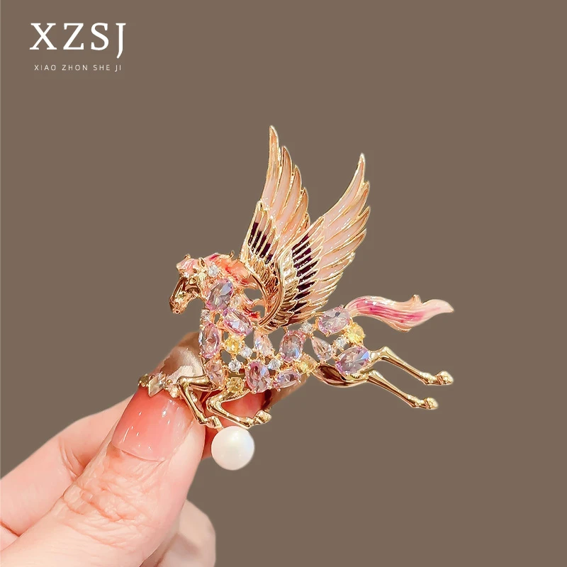铜锆石胸针 水晶珐琅小马胸花高档女新款轻奢别针高级感大衣配饰