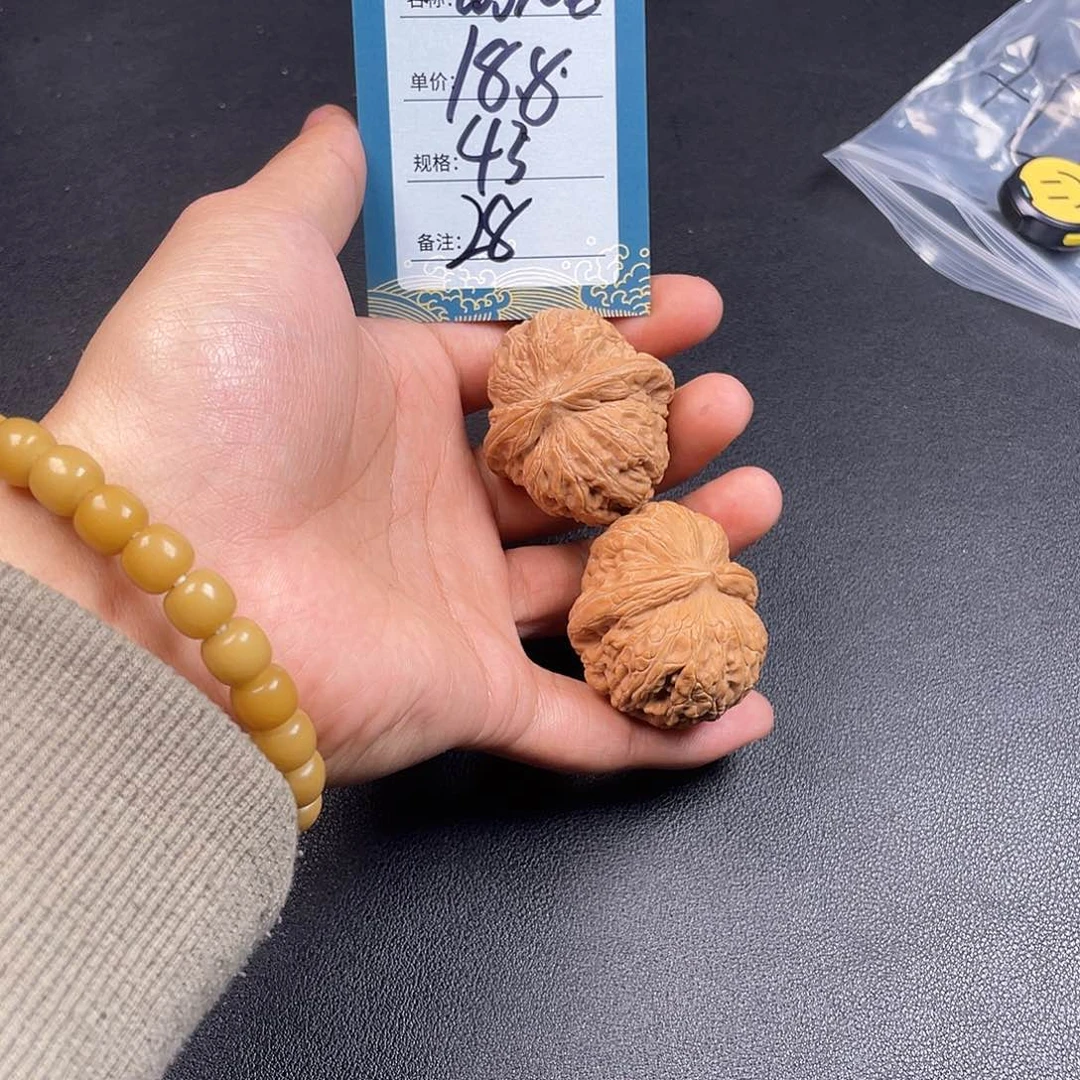 文玩核桃吊坠?****丶二十八