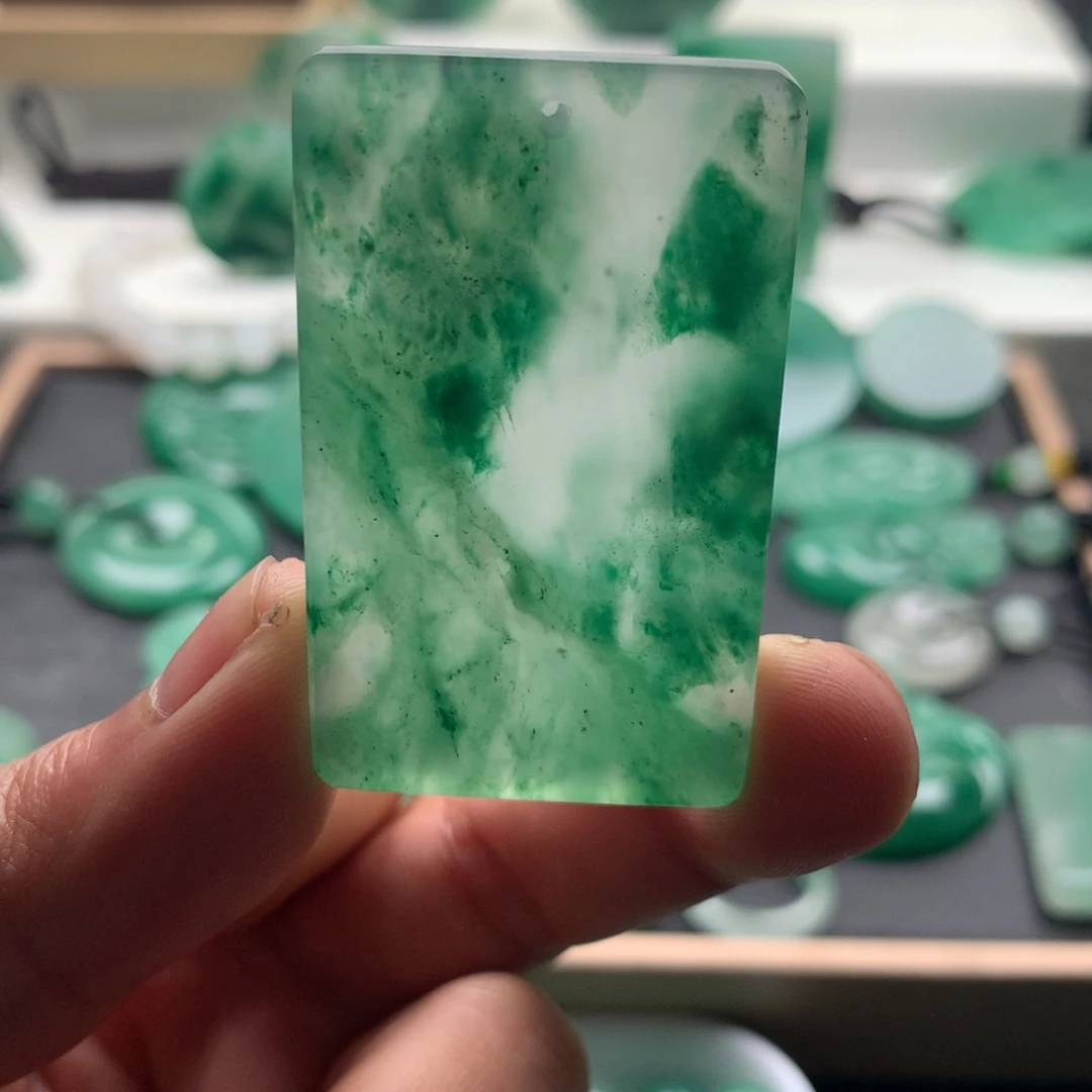 石英质玉（非洲翠）未镶嵌颈饰