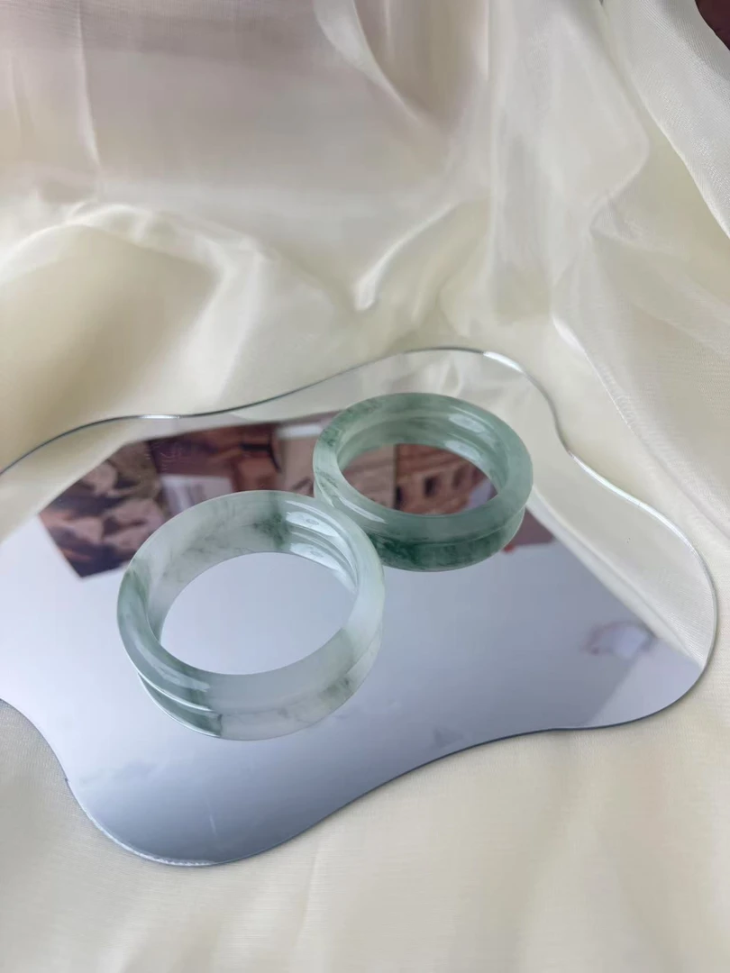 正宗天然新疆天山翠玉种飘绿花正圈石英质玉镯【拍一发一】