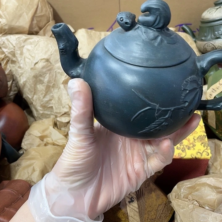 紫砂茶壶原矿泥料，手工制作的一把紫砂壶。