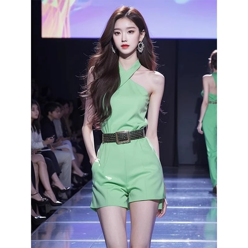 新款独连衣裤好看别致绿色挂脖连体短裤子女夏