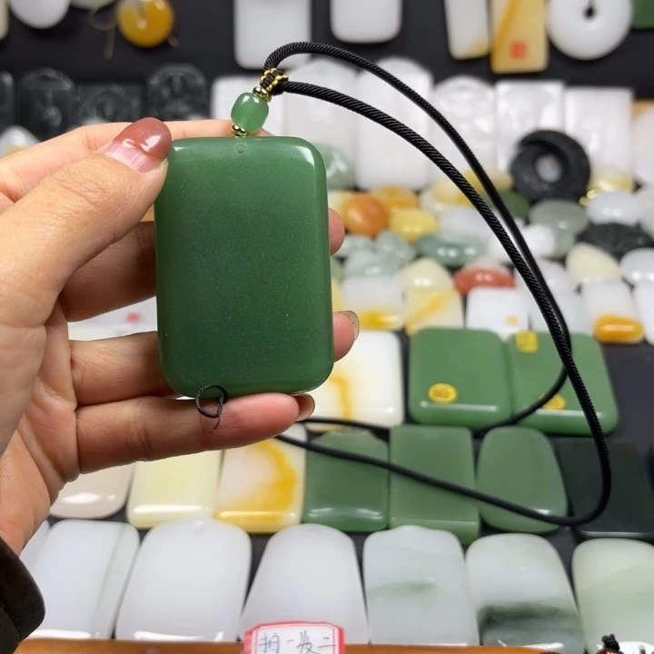 石英质玉（金丝玉）未镶嵌颈饰