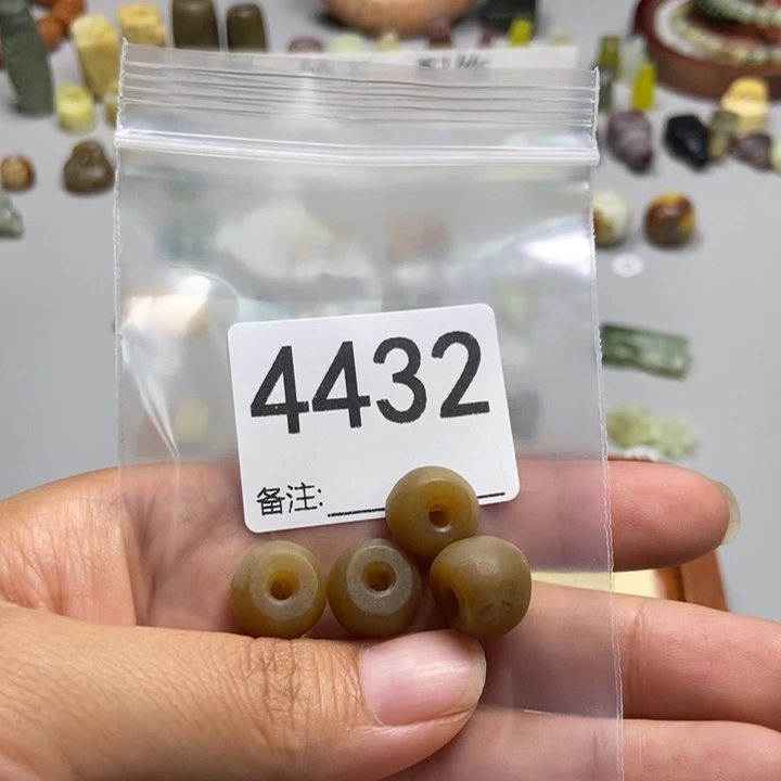 尤****未镶嵌蛇纹石玉颈饰