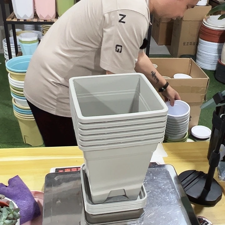 方形口16高18灰白带托6个
