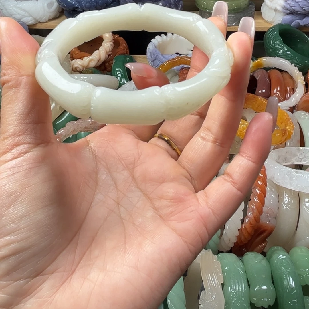 石英质玉未镶嵌雕花手镯