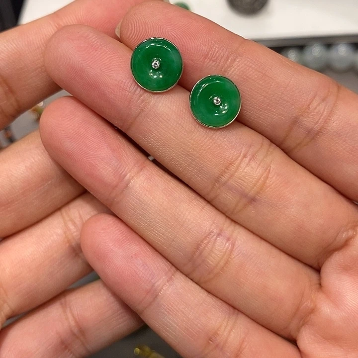 18K金镶嵌翡翠耳饰阳绿耳钉