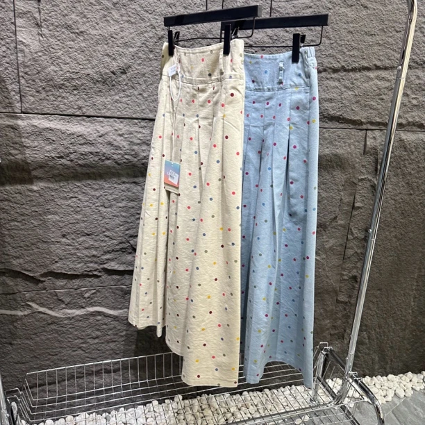 大姑姐家圆点裙子