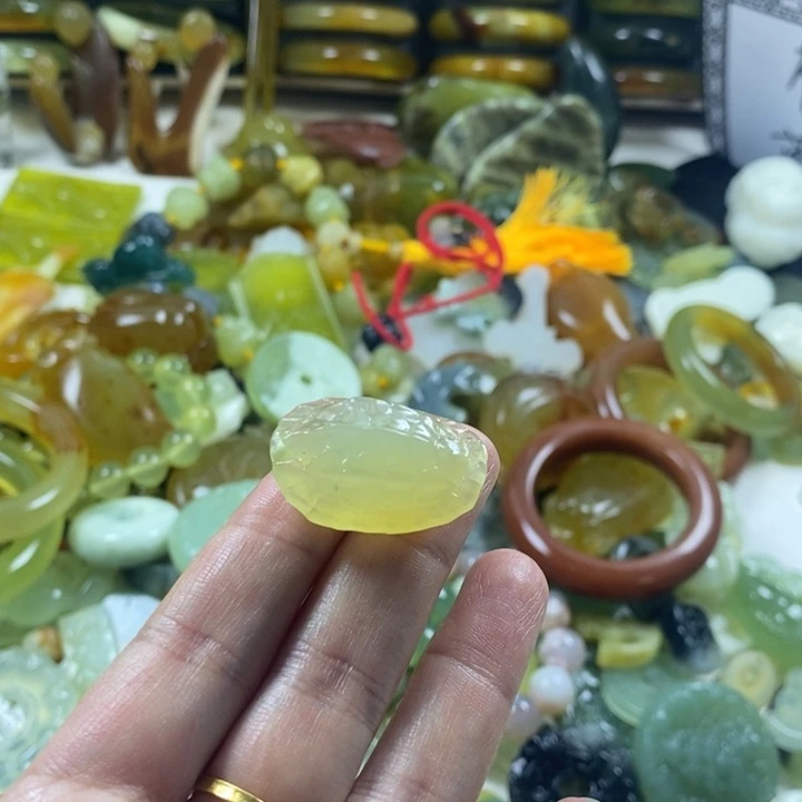 蛇纹石玉未镶嵌颈饰