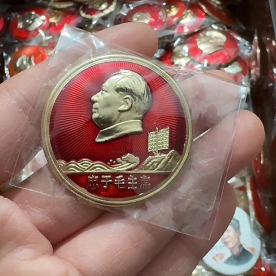 我***翔其他普通金属圆形红色人物像章