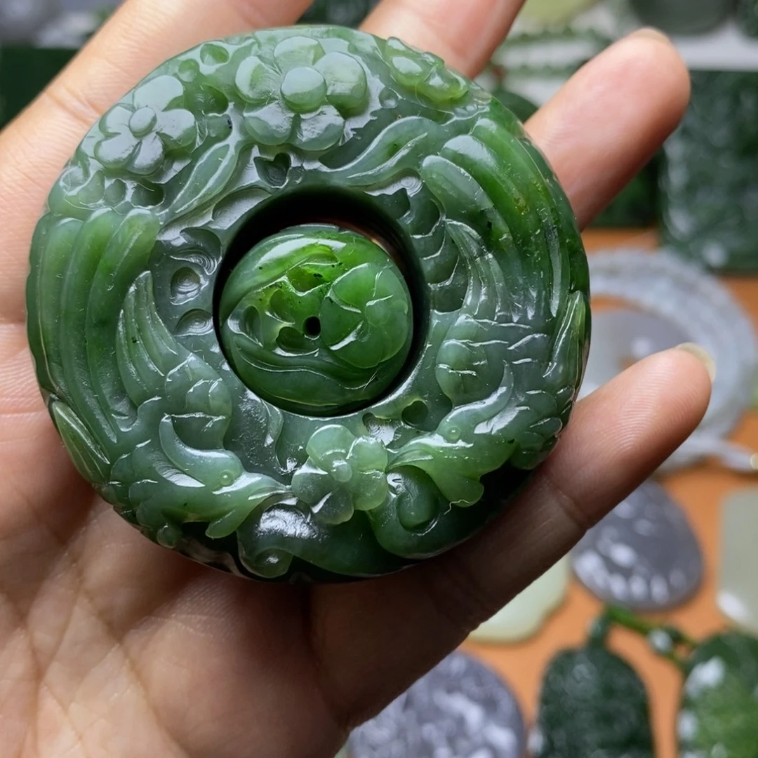 和田玉未镶嵌颈饰瑕疵