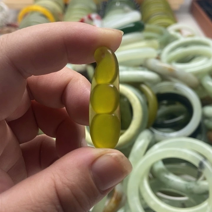 未镶嵌蛇纹石玉挂坠