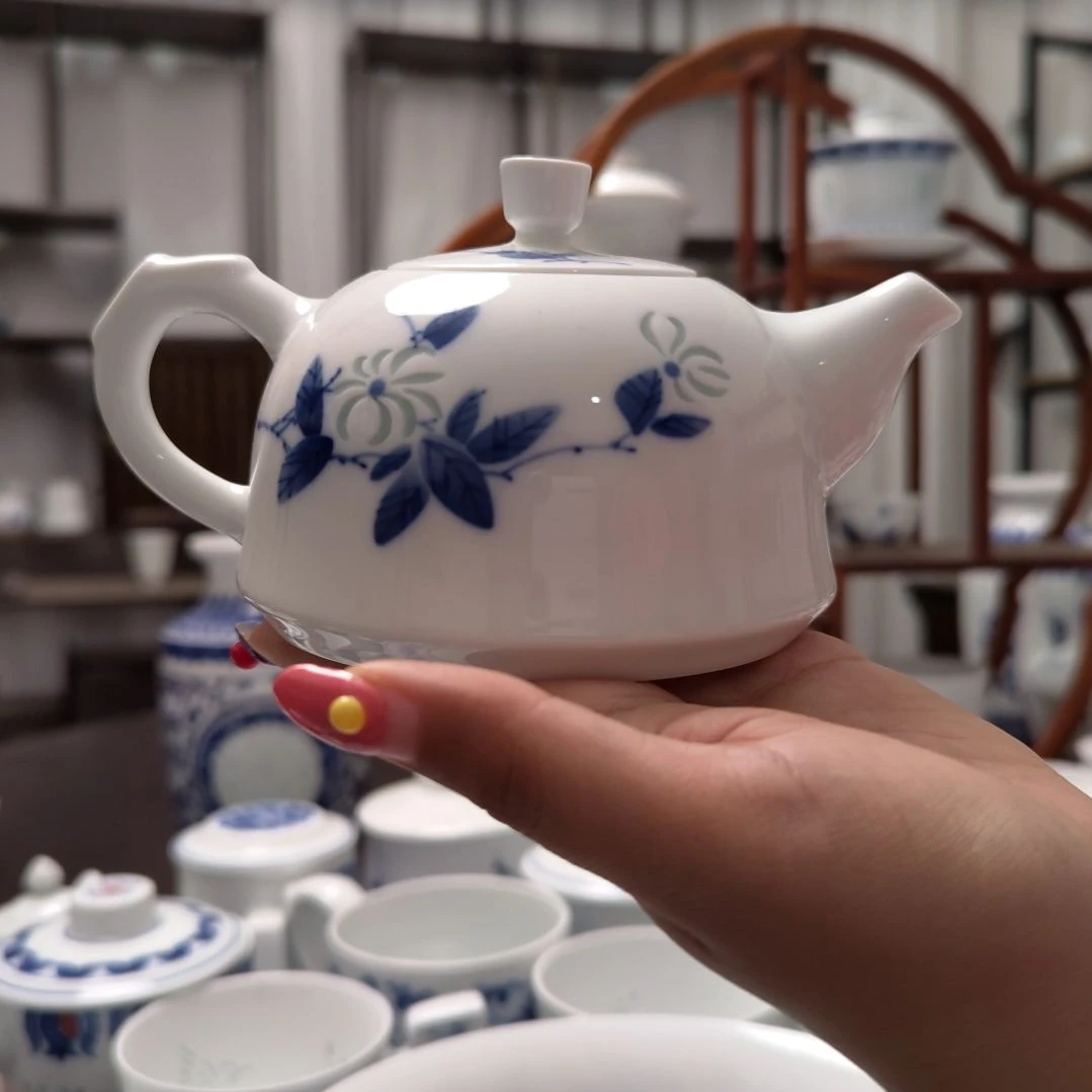 陶瓷手绘山丹丹茶壶一个