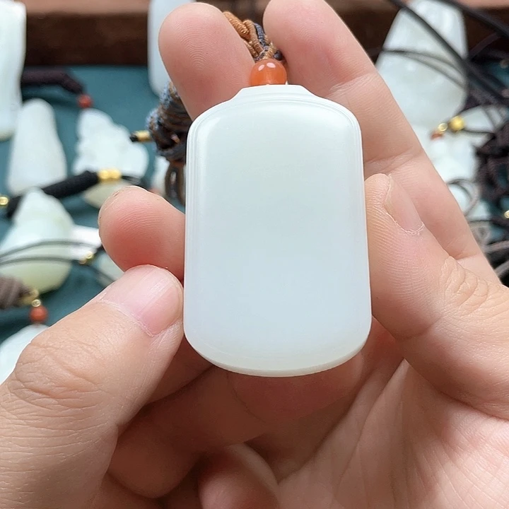 和田玉未镶嵌颈饰兜****钱