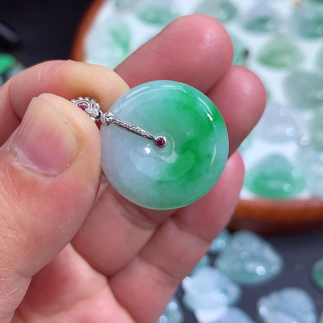 翡翠未镶嵌颈饰平安扣