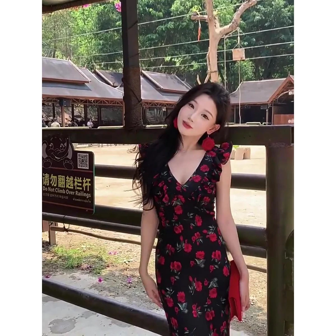 小飞袖碎花连衣裙女2025夏季新款法式高级感收腰无袖v领气质长裙