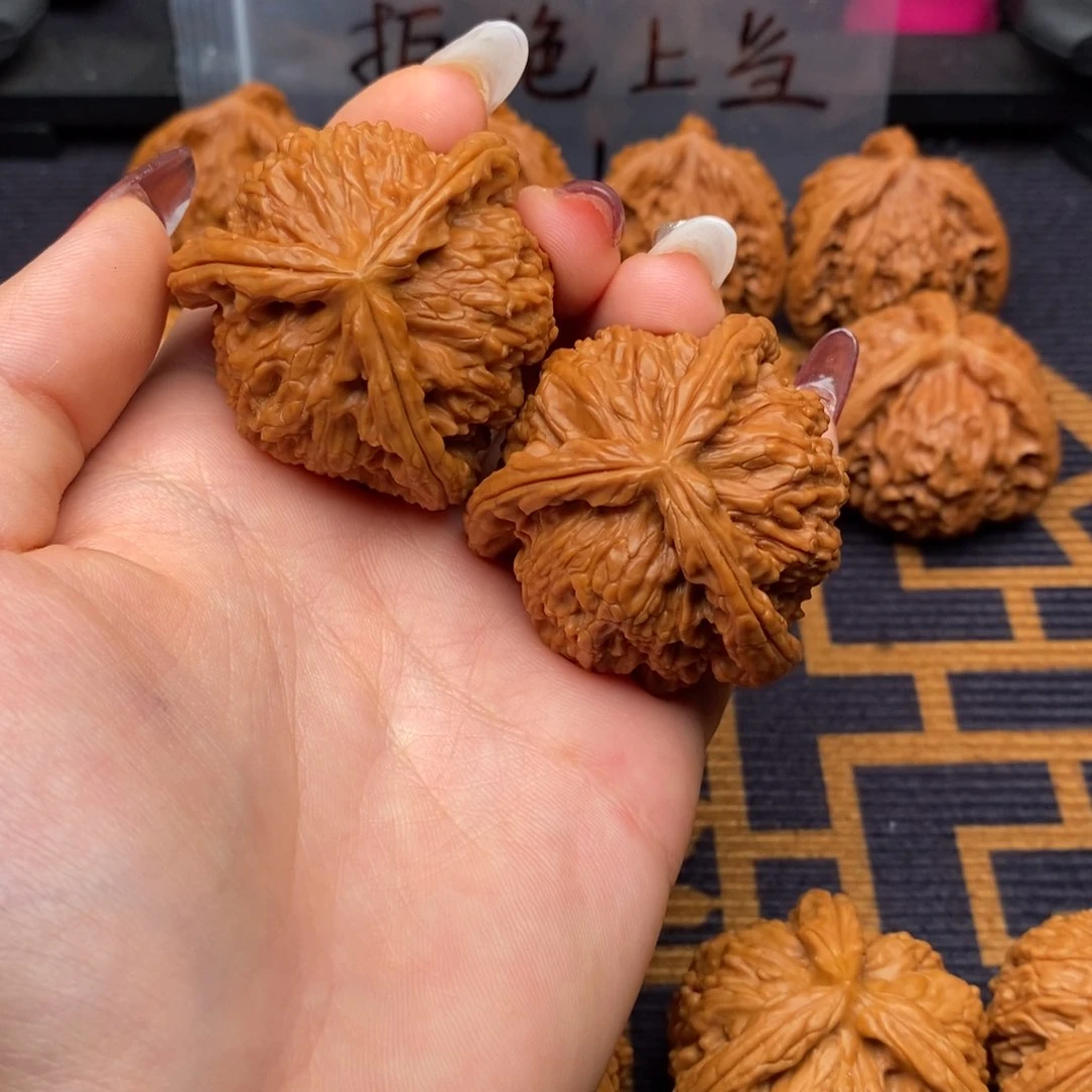 文玩核桃吊坠华**唱白狮子