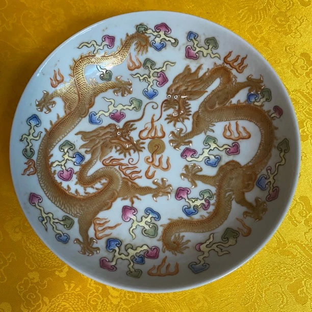 984 粉彩祥云矾红龙纹盘