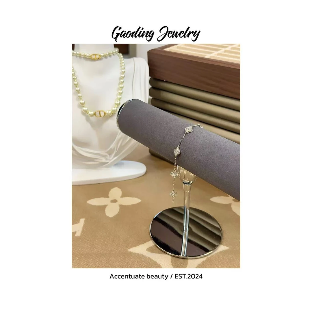 《MOMO》V62 围巾 6花满钻网红简约时尚百搭红色四叶草小号围巾