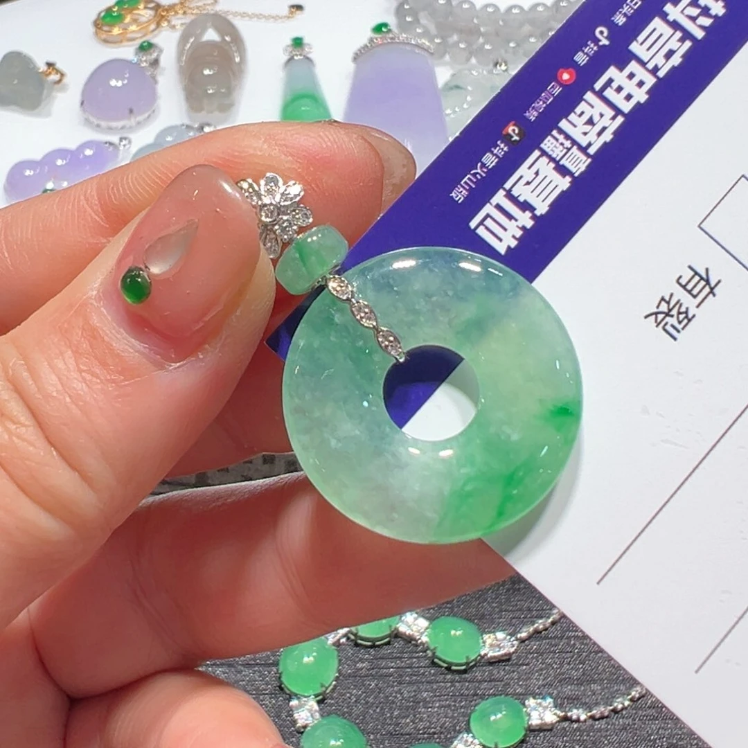 翡翠颈饰18K金镶嵌吊坠