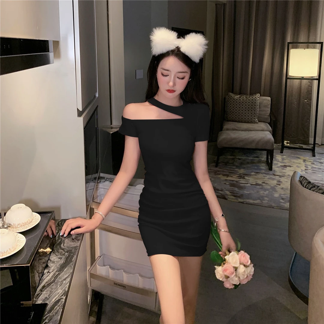 纯欲斜肩露肩小个子辣妹包臀连衣裙子女夏挂脖设计感心机惊艳短裙