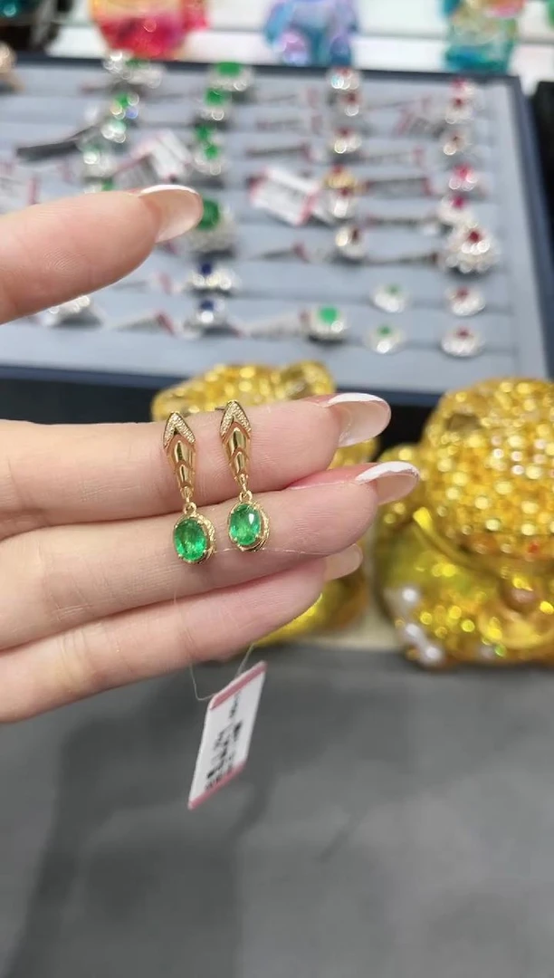 18K金镶嵌天然祖母绿耳饰