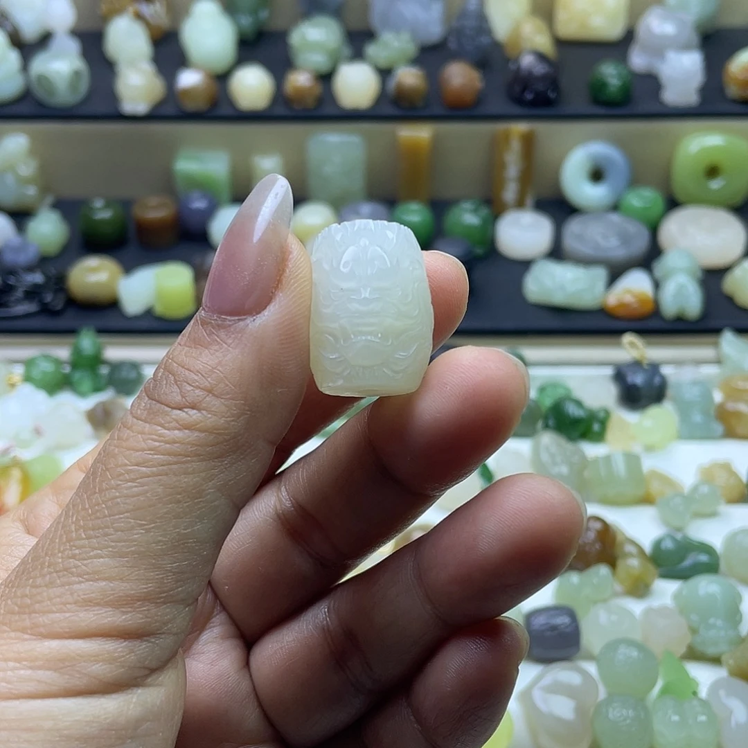 颈饰未镶嵌和田玉申*