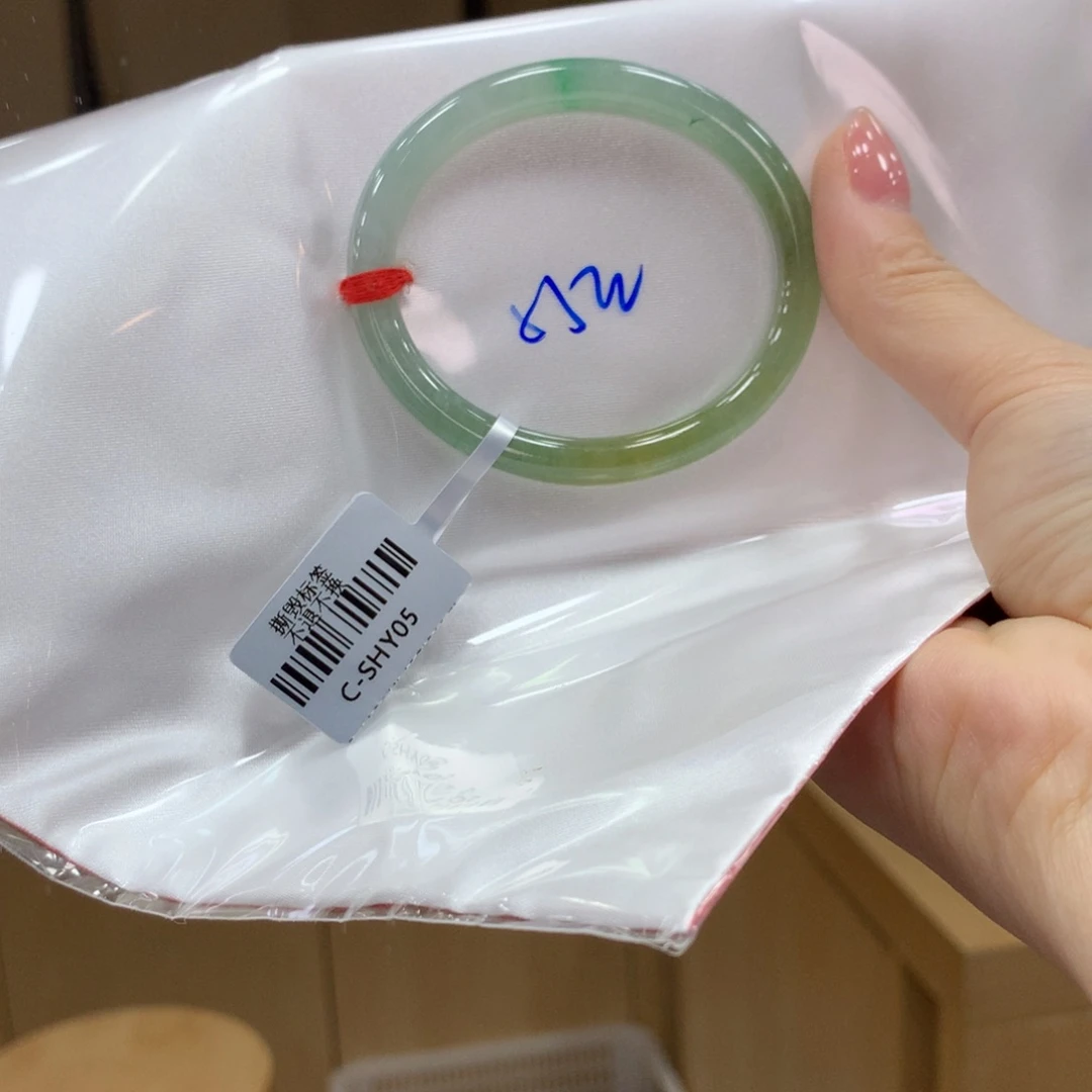 翡翠手镯未镶嵌不退不换