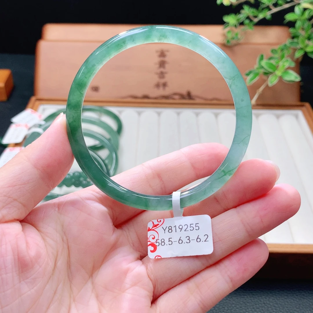 未镶嵌手镯（圆镯）翡翠