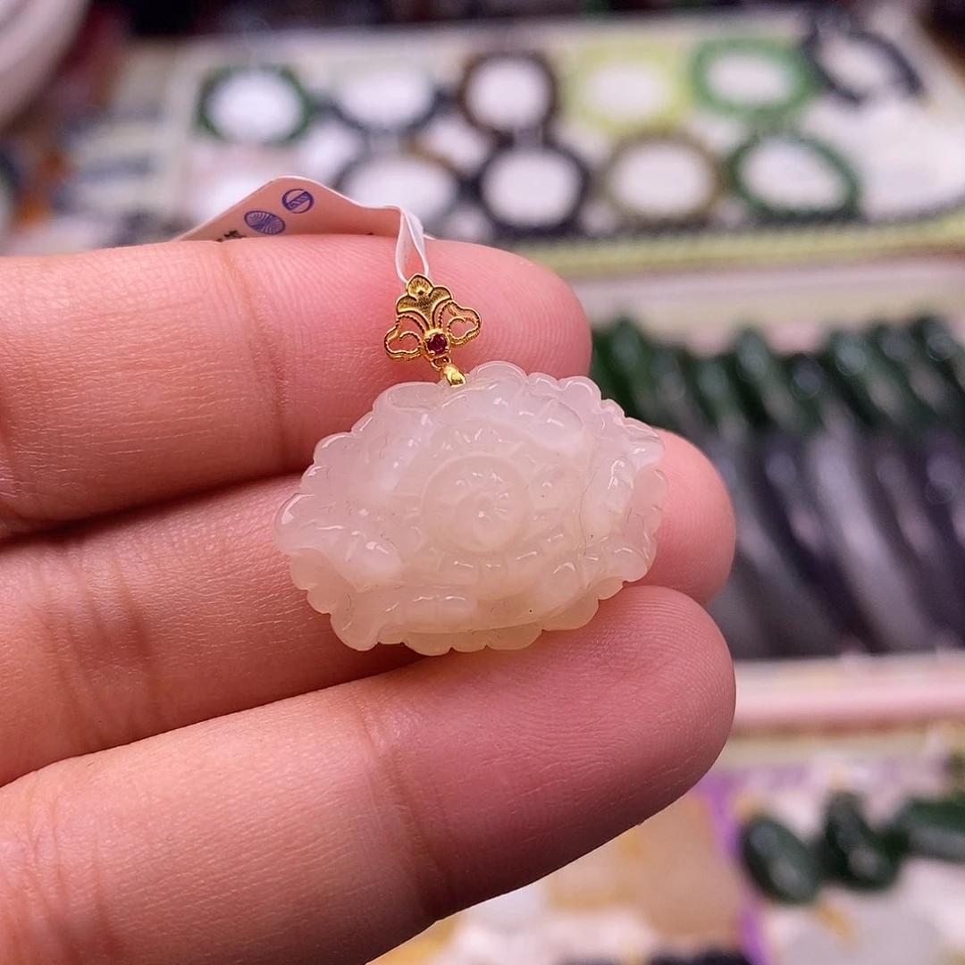 颈饰未镶嵌和田玉收藏级熟藕粉脂膏级老矿料红粉金镶牡丹花吊坠