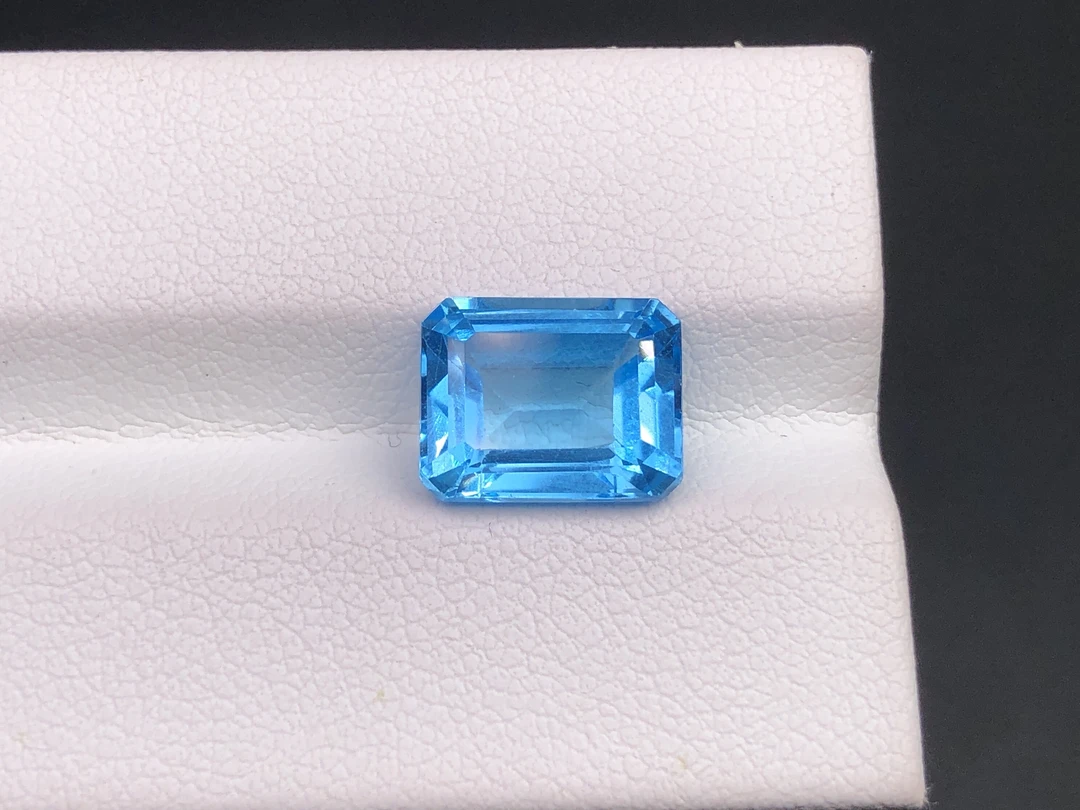 天然瑞士蓝托帕石3.88克拉，8x10x5mm