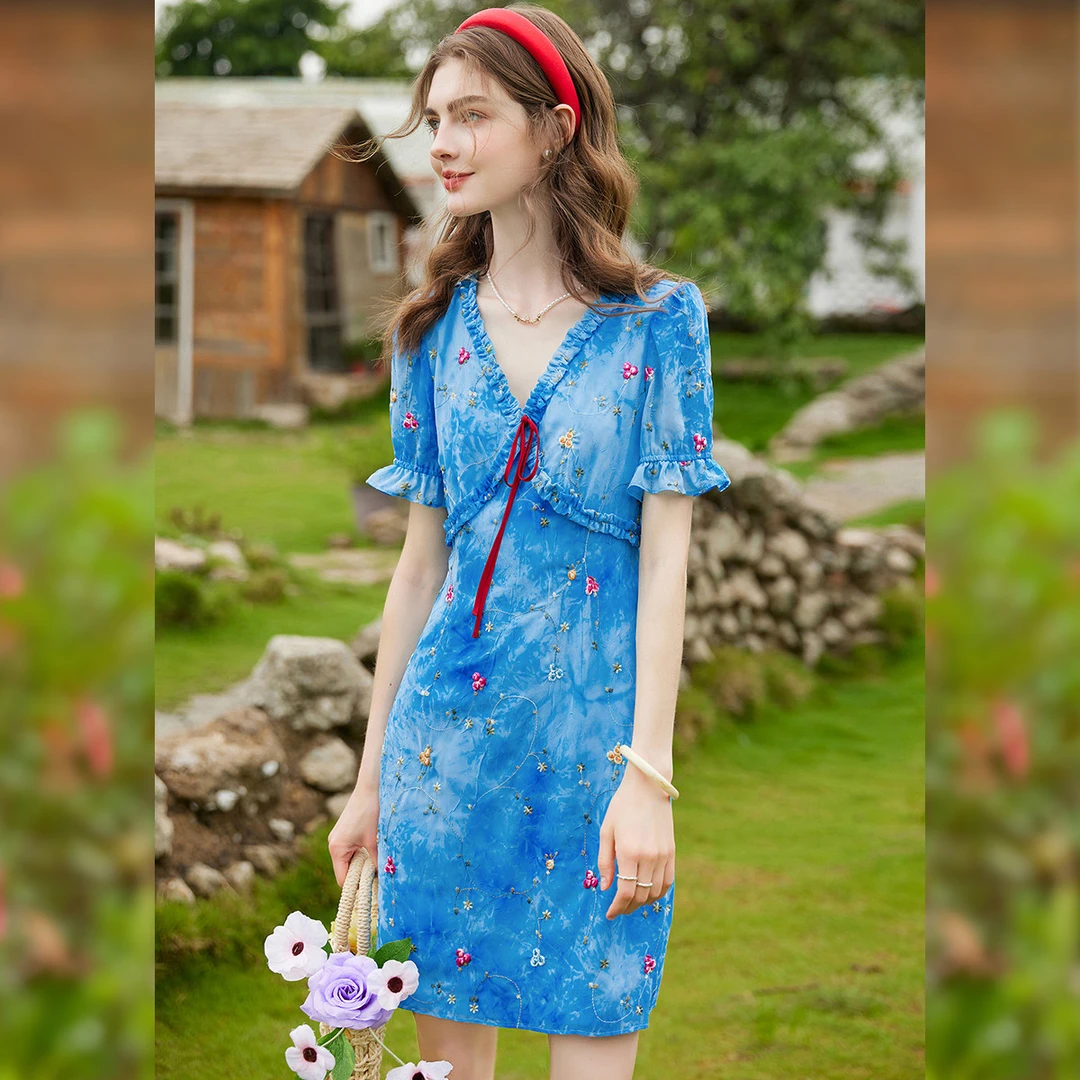 白鹿语25夏印花绣花撞色系带中长款木耳边V领连衣裙WYU20195