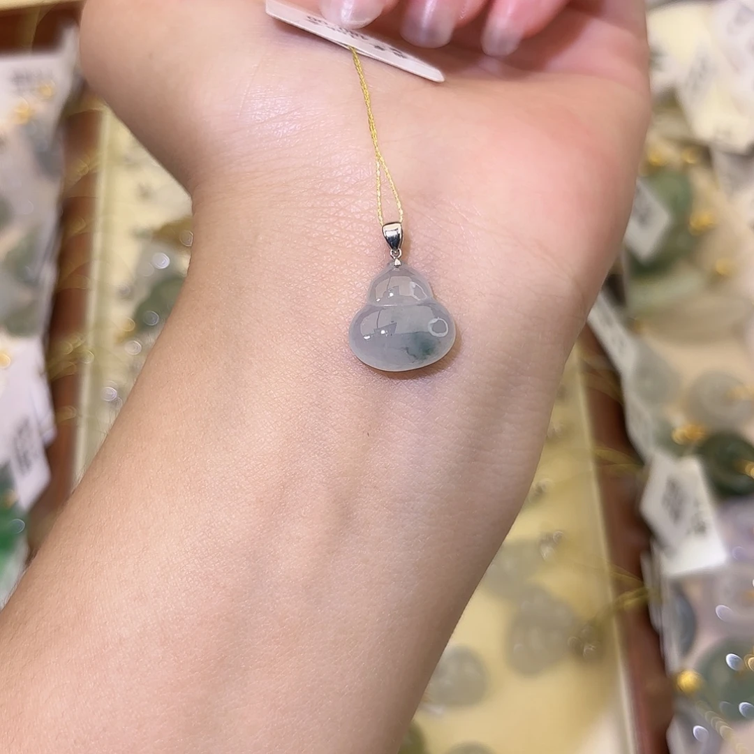 翡翠18K金镶嵌颈饰葫芦