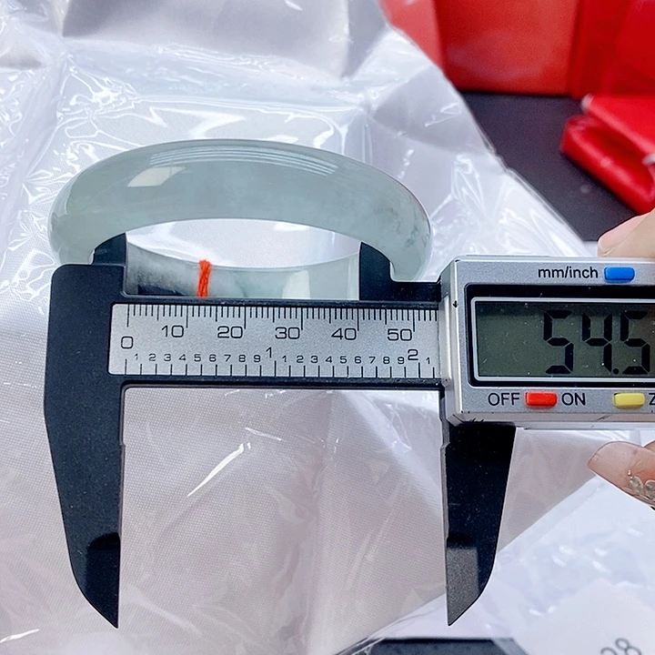 翡翠手镯未镶嵌28。 