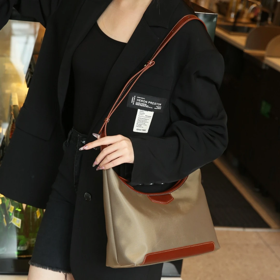 托特包包女2025新款帆布水桶包撞色百搭大容量单肩斜挎真皮女包包