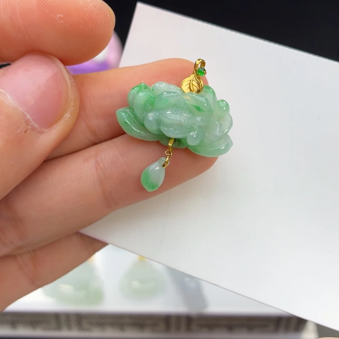 翡翠18K金镶嵌颈饰莲花卡