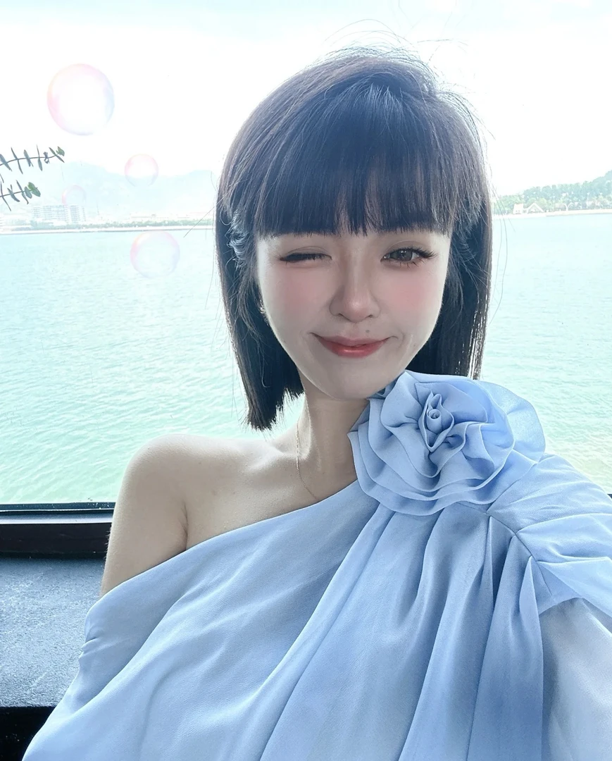 春夏季法式穿搭手捏玫瑰露肩长袖衬衫女立体花朵名媛不规则衬衣女