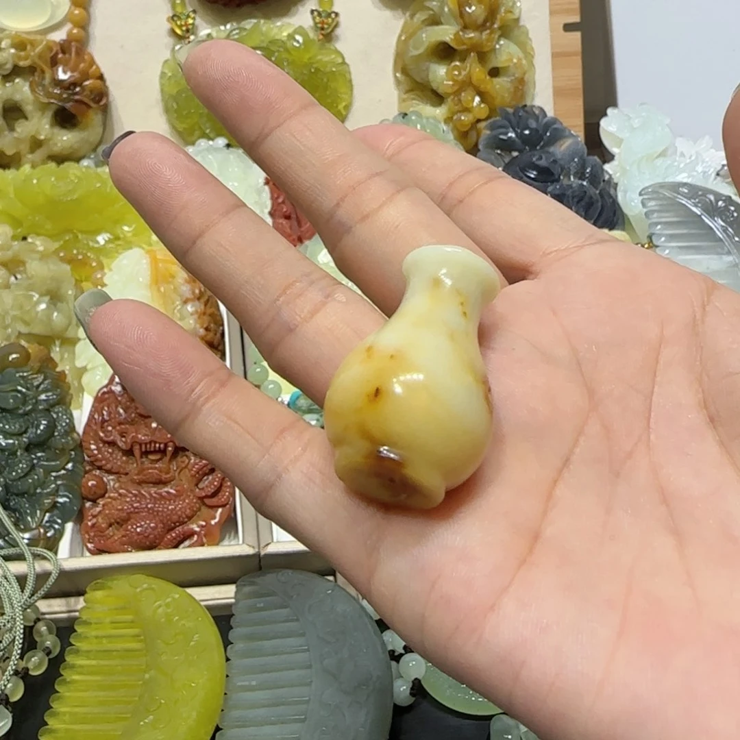 未镶嵌蛇纹石玉吊坠心*红