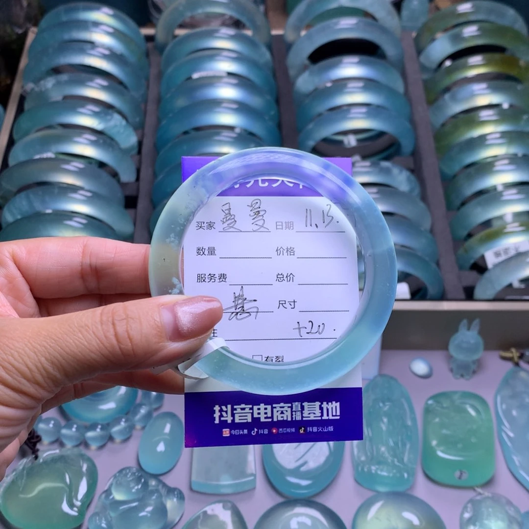 未镶嵌蛇纹石玉吊坠曼*