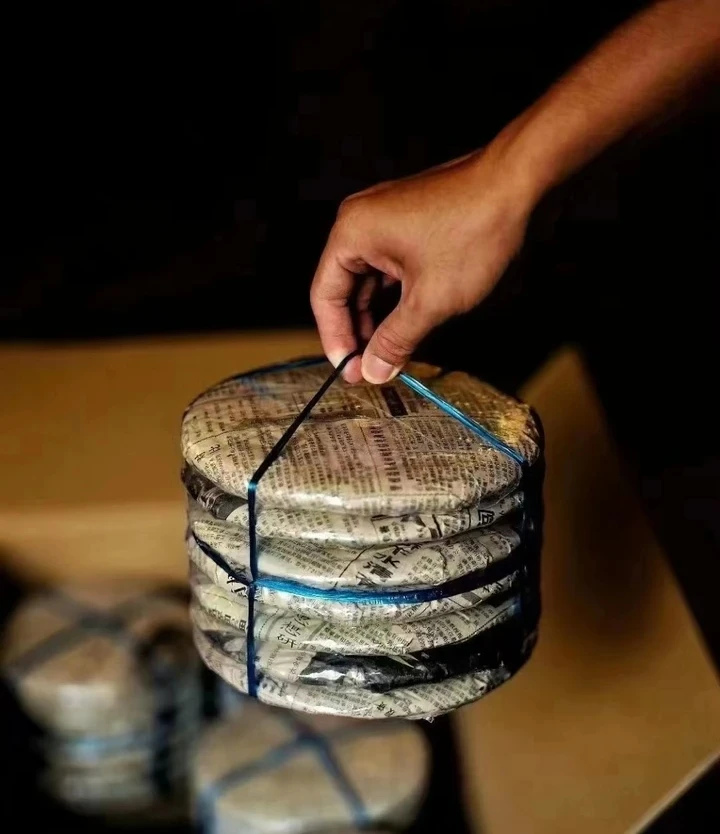 早期报纸饼70十年代少量分享357克普洱茶生茶