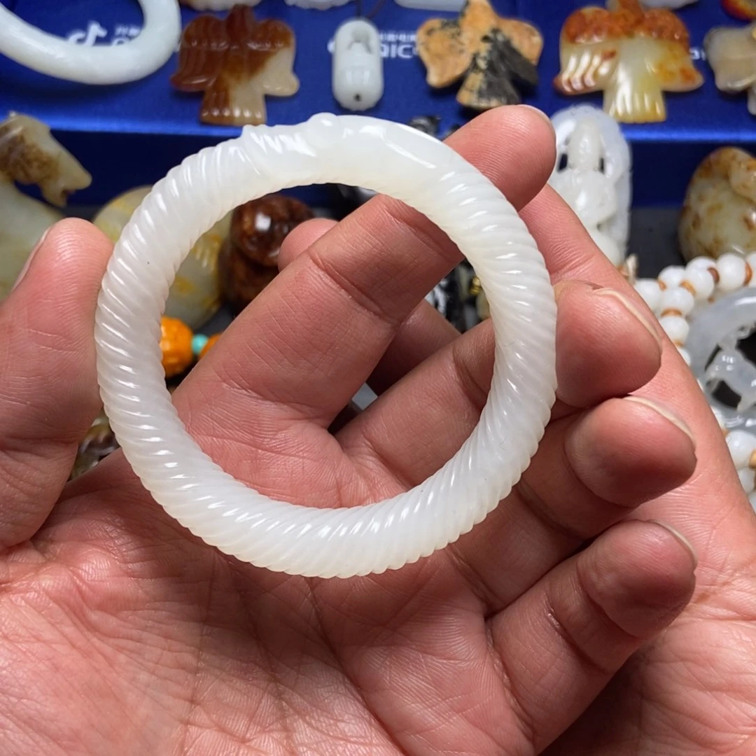 和田玉手镯未镶嵌