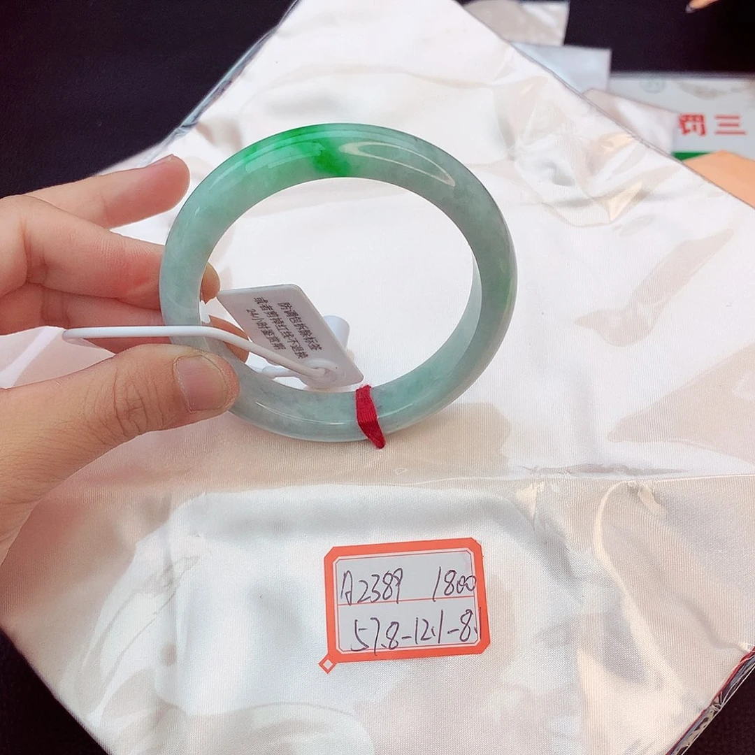 翡翠手镯未镶嵌翡翠