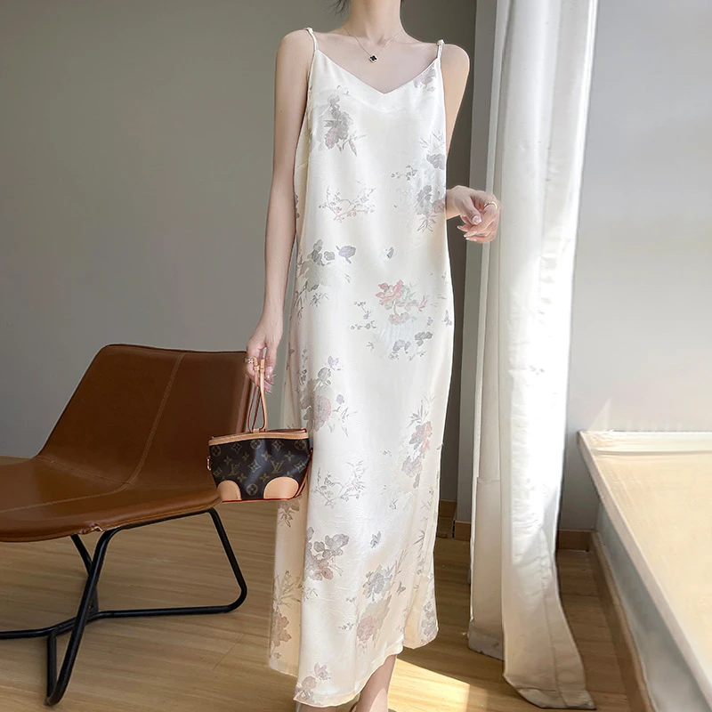 真丝缎面2024夏季新款女v领吊带裙印花收腰长裙中长款过膝连衣裙