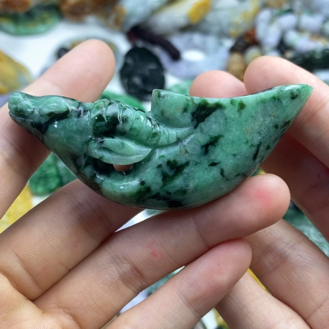 翡翠未镶嵌颈饰摆件