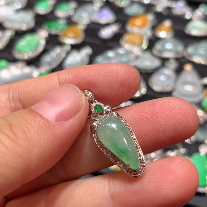 【闪购商品】颈饰18K金镶嵌翡翠翡翠