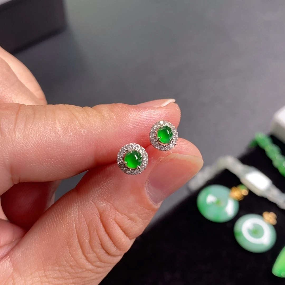 18K金镶嵌翡翠耳钉阳绿蛋面耳钉