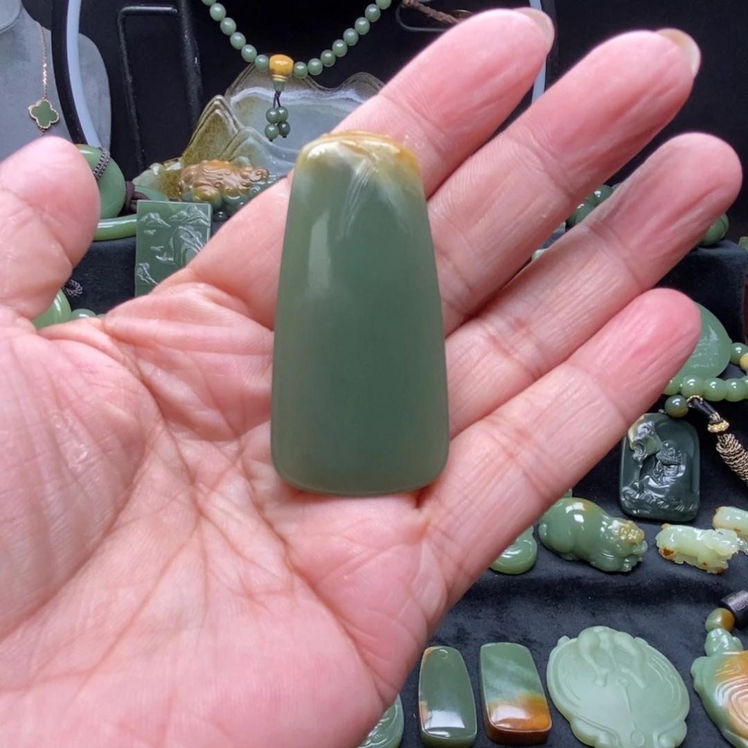 未镶嵌岫岩河磨玉（透闪石质玉）挂件