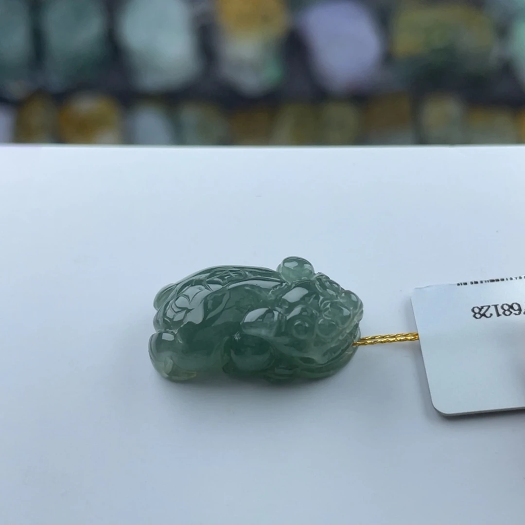 翡翠未镶嵌颈饰貔貅