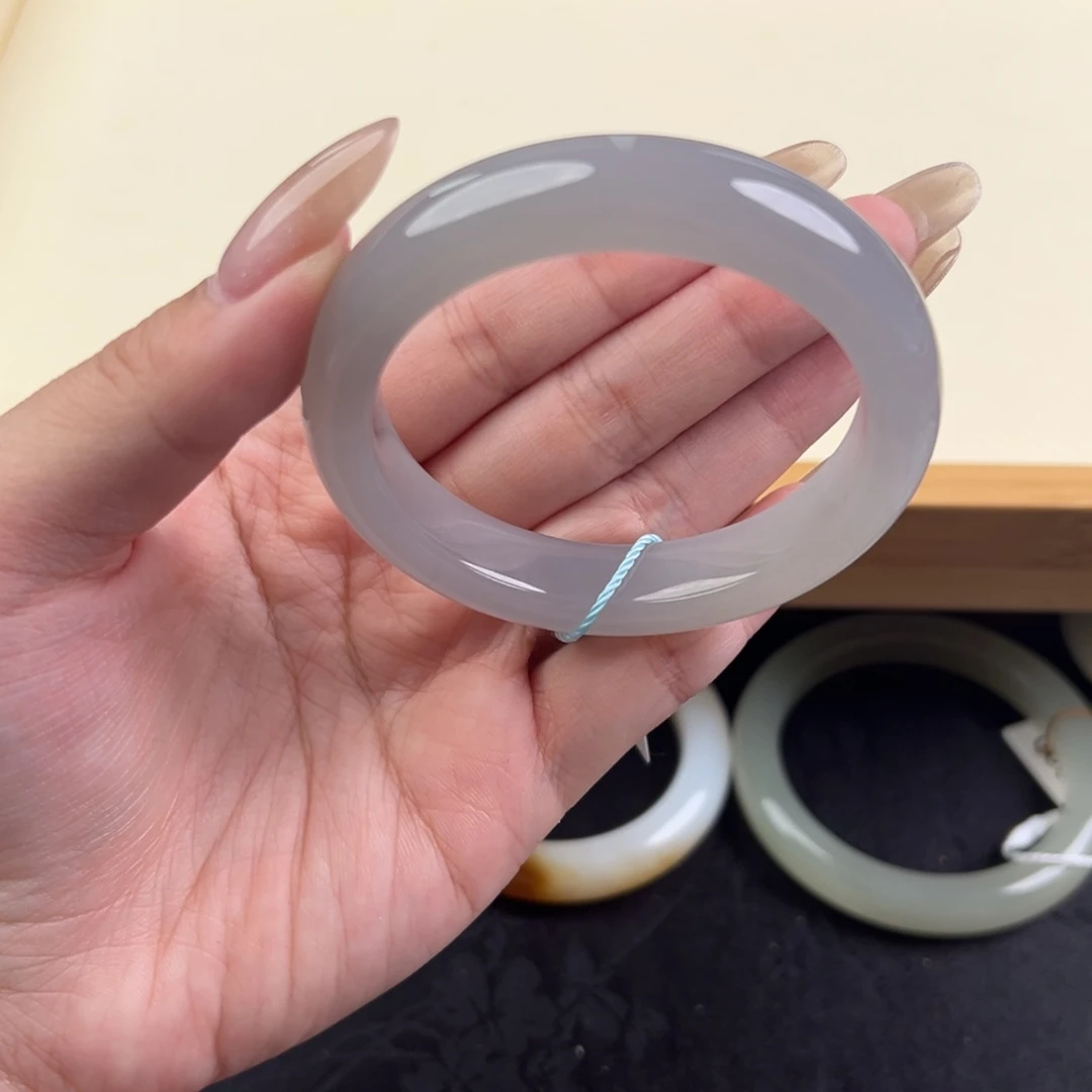 莹***仔和田玉未镶嵌手镯